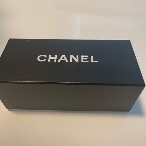 CHANEL SUNGLASSES - Picture 4 of 9